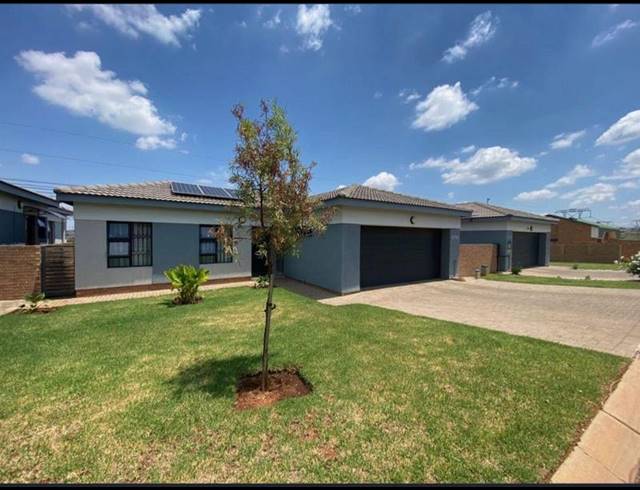 3 BEDROOM HOUSE FOR SALE IN THATCHFIELD